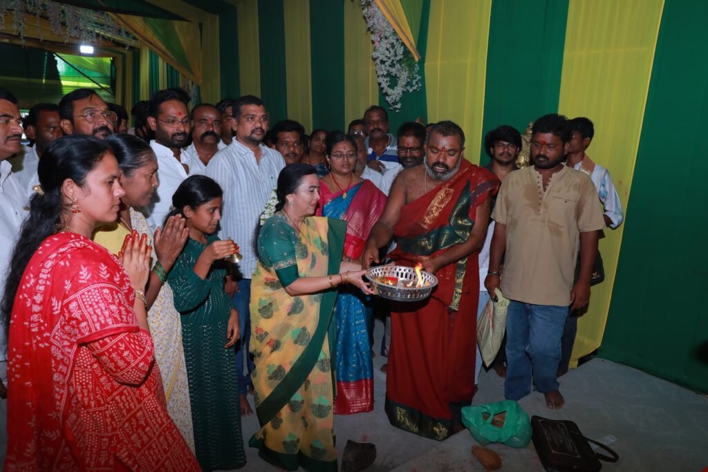 జంగాల బజార్ కా రాజా గణపతికి ప్రత్యేక పూజలు చేసిన టీపీసీసీ వైస్ ప్రెసిడెంట్  హనుమాండ్ల ఝాన్సీ రాజేందర్ రెడ్డి