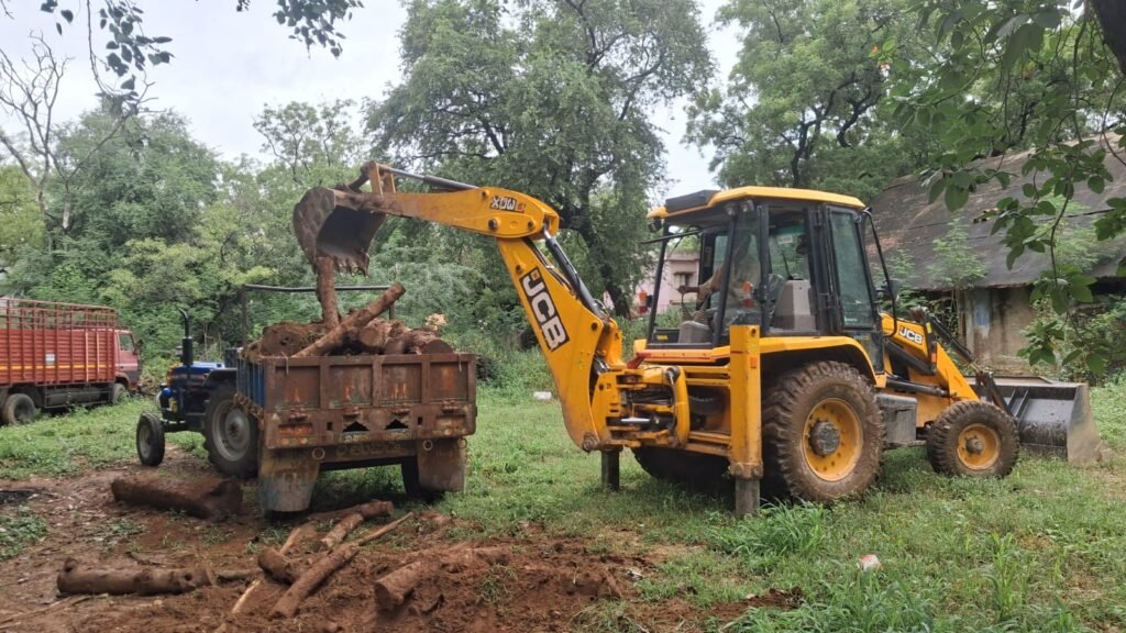రెండు ట్రాక్టర్లలో 60 టేకు మొద్దులు పట్టివేత!  రూ.లక్షల విలువైన కలపకు రూ.10 వేల జరిమానాతోనే సరిపెట్టారా?  పోరుమామిళ్ల అటవీ అధికారుల చర్యలపై అనేక ప్రశ్నలు..