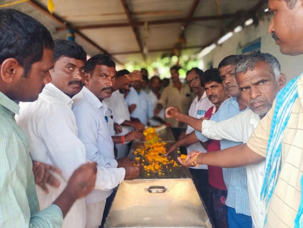ఇంగే కొమురయ్య మృతదేహానికి పూలమాల వేసి నివాళులర్పించిన బిఆర్ఎస్ నాయకులు