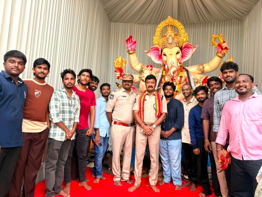 శ్రీ విశ్వ సాయి యూత్ ఆధ్వర్యంలో అన్నదానం
