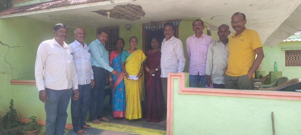 అనారోగ్యంతో చికిత్స పొందుతున్న సహచర విద్యార్థినిని పరామర్శించిన 1987-88 బ్యాచ్ పూర్వ విద్యార్థులు