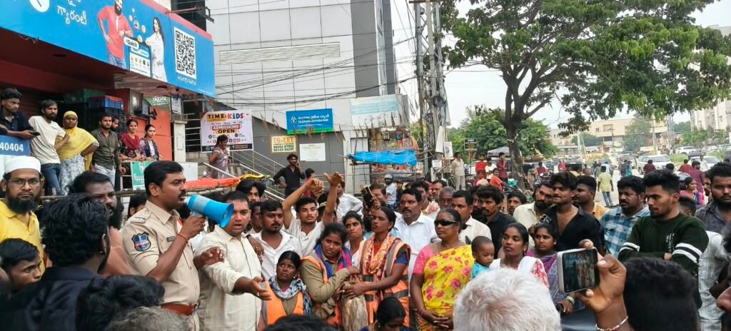 రోడ్డుపై మార్కెట్‌ నిర్వహణ కోసం వ్యాపారుల ధర్నా