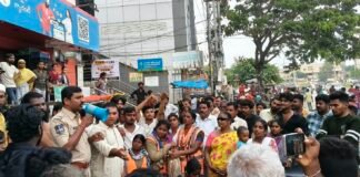 రోడ్డుపై మార్కెట్ నిర్వహణ కోసం వ్యాపారుల ధర్నా