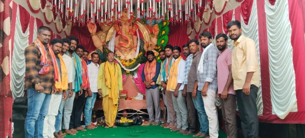 గణపయ్య ఆశీస్సులు కోరిన మండల కాంగ్రెస్ యువజన నాయకులు