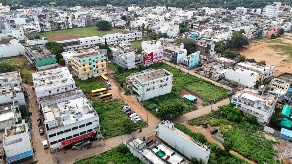 పలాస జంట పట్టణాల్లో నేరాలను అరికట్టేందుకు డ్రోన్లు సర్వే చేస్తున్న కాశీబుగ్గ పోలీస్