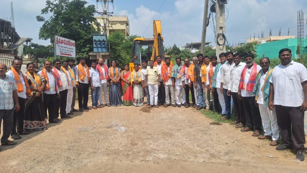 *శ్రీనివాస్ నగర్ అభివృద్ధికి మరో అడుగు.. రూ.23 లక్షలతో సీసీ రోడ్డుకు శంకుస్థాపన*