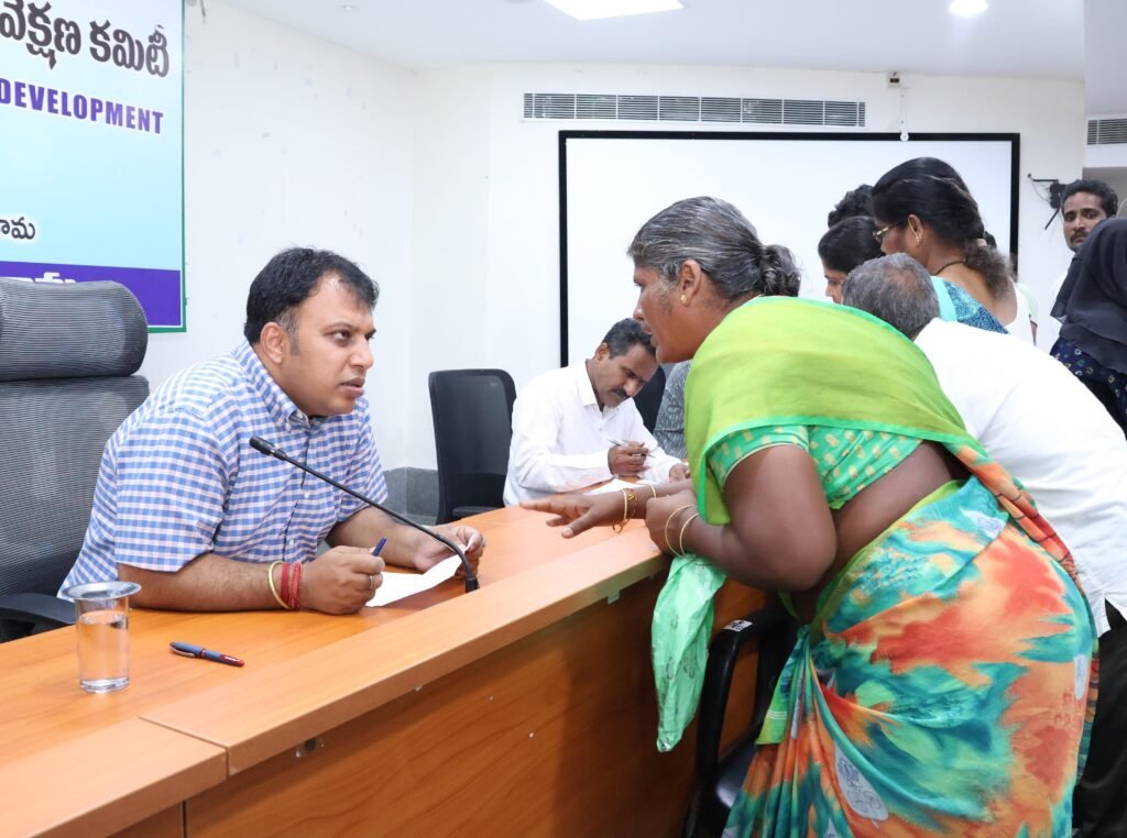 ప్రజావాణి అర్జీల‌కు అత్యంత ప్రాధాన్య‌త ఇవ్వాలి
