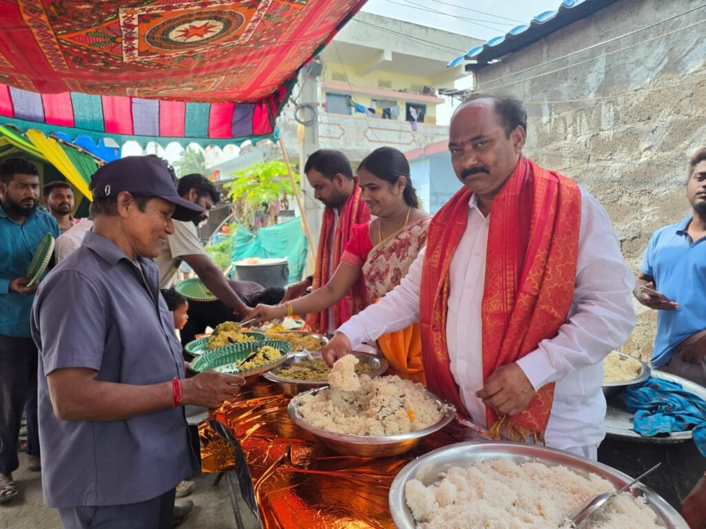 *యువజన సంఘాల ఆధ్వర్యంలో ఘనంగా అన్నదానం*