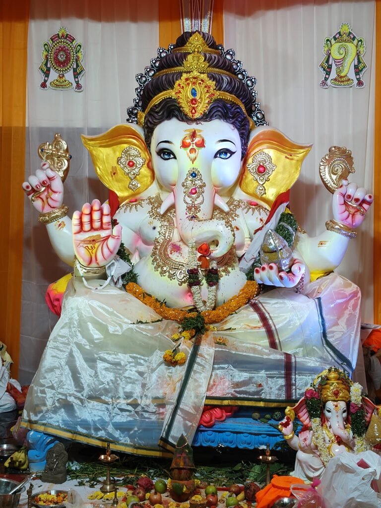 గోనేమ్మ బస్తీలో గణపయ్యకు ఘన పూజలు