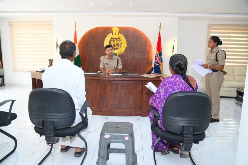 పోలీస్ గ్రీవెన్స్ లో బాధిత ఫిర్యాదులను పరిశీలించిన జిల్లా ఎస్పి