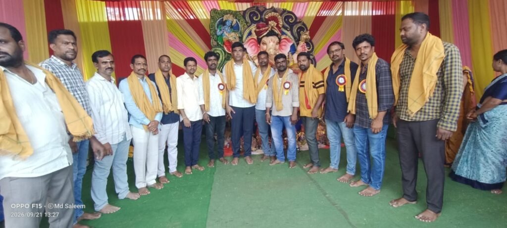 పలు వార్డులలో విఘ్నేశ్వర స్వామివారిని దర్శించుకున్న మున్సిపల్ వైస్ చైర్మన్ జావేద్