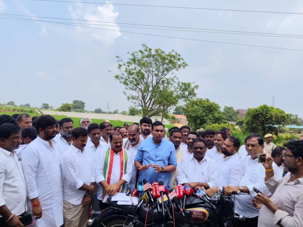 ఫామ్‌హౌస్ భూములపై కాంగ్రెస్ నేతల ఫోకస్