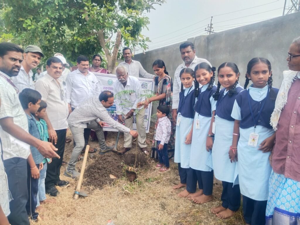 దాచారం గ్రామంలో అమ్మ పేరిట మొక్క నాటి ‘మాకే నామ్ ఎక్ పేడ్’ కార్యక్రమం నిర్వహణ