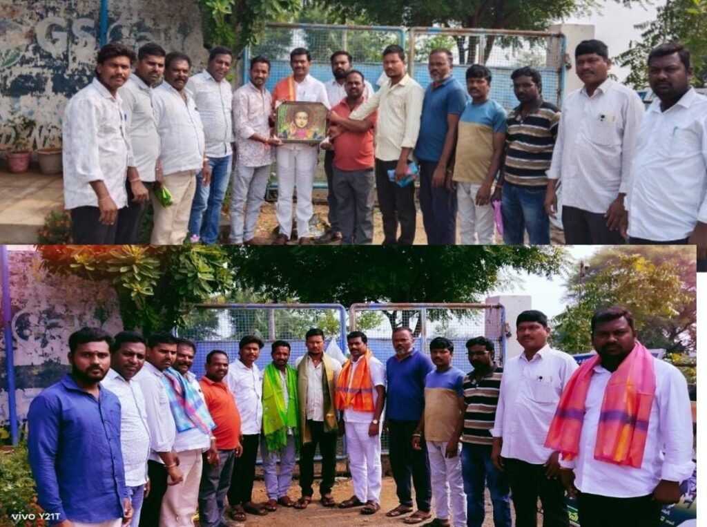 బెజ్జంకి మండల ప్యాక్స్ చైర్మన్ ఒగ్గు దామోదర్‌ను కలిసిన  బెజ్జంకి మండల ఏకలవ్య యూత్ సంఘం నాయకులు