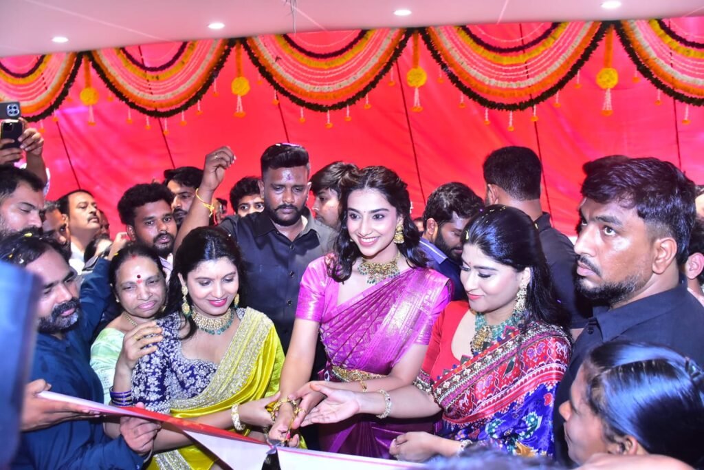 భువనగిరిలో గరుడ వస్త్ర సిల్క్స్‌ షోరూమ్‌ ప్రారంభోత్సవం