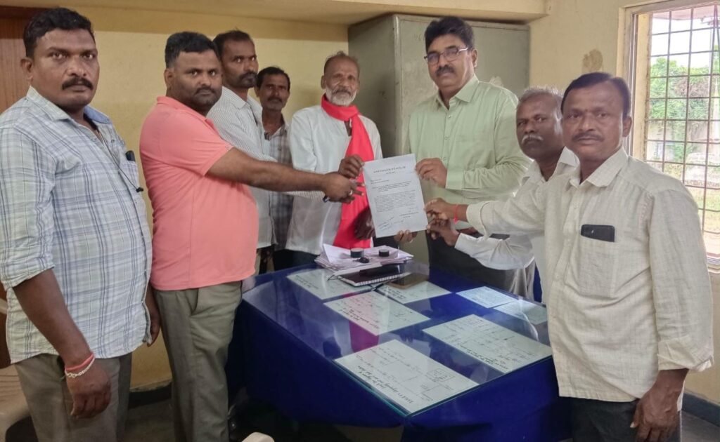 మంచాలలో విద్యుత్ సమస్యలపై రైతుల ఆందోళన