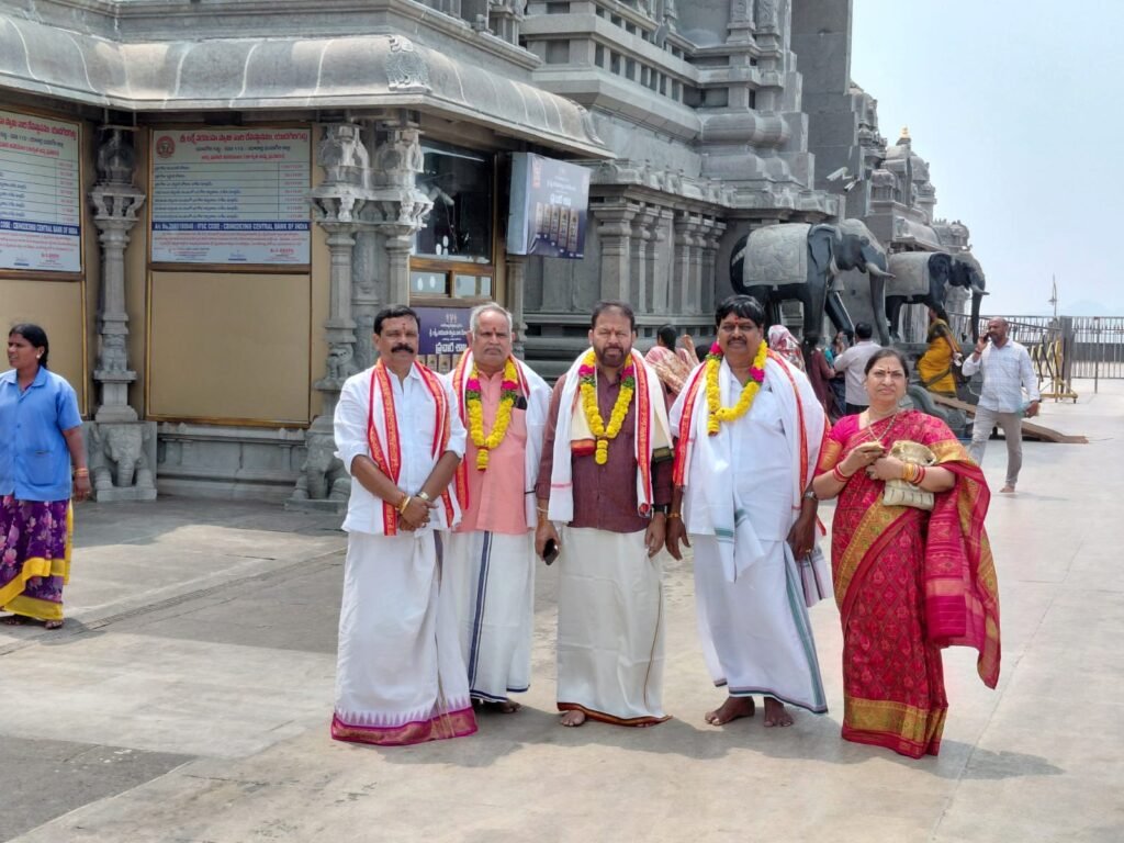 యాదగిరిగుట్ట దేవస్థానంలో ఘనంగా లక్ష పూల అర్చన
