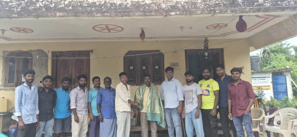 గుగ్గిళ్ల సర్పంచ్‌ మల్లయ్యనీ  ఘన సన్మానంచిన యువకులు