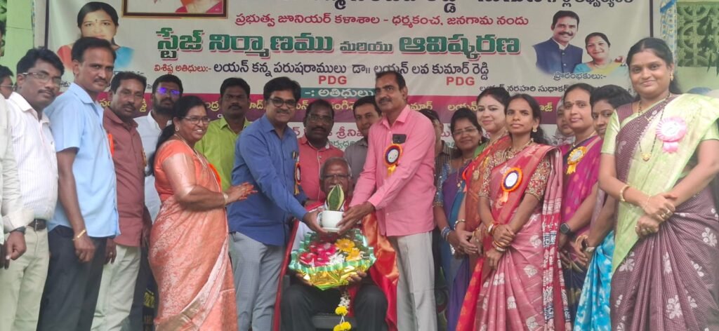 జూనియర్ కళాశాలకు స్టేజి నిర్మాణం – విరాళం