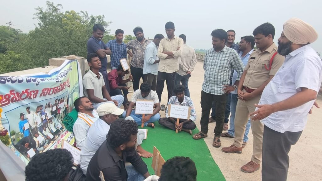ఎస్సై హామీతో దీక్ష విరమించిన నాగరాజు