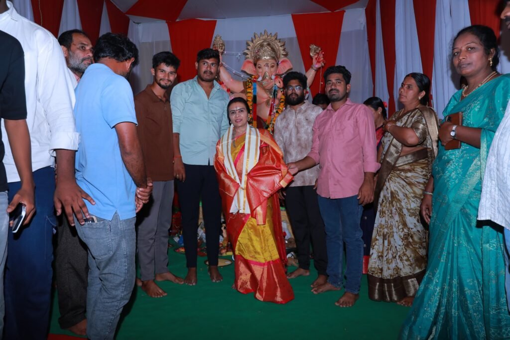 గుడిబండ తండాలో ఝాన్సీ రెడ్డి పూజలు