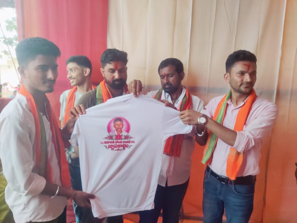 గణేష్ ఉత్సవ కమిటీ సభ్యులకు టీ-షర్ట్లు, బహుమతుల పంపిణీ