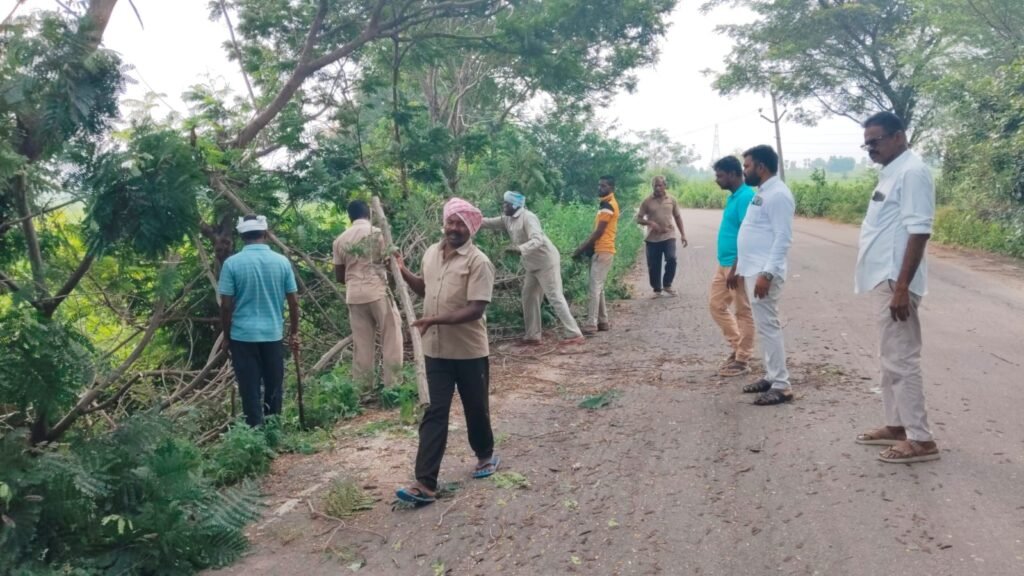 మర్రిపెళ్లిగూడెం లో రోడ్డుకు అడ్డుగా ఉన్న చెట్టు కొమ్మలను తొలగింపు