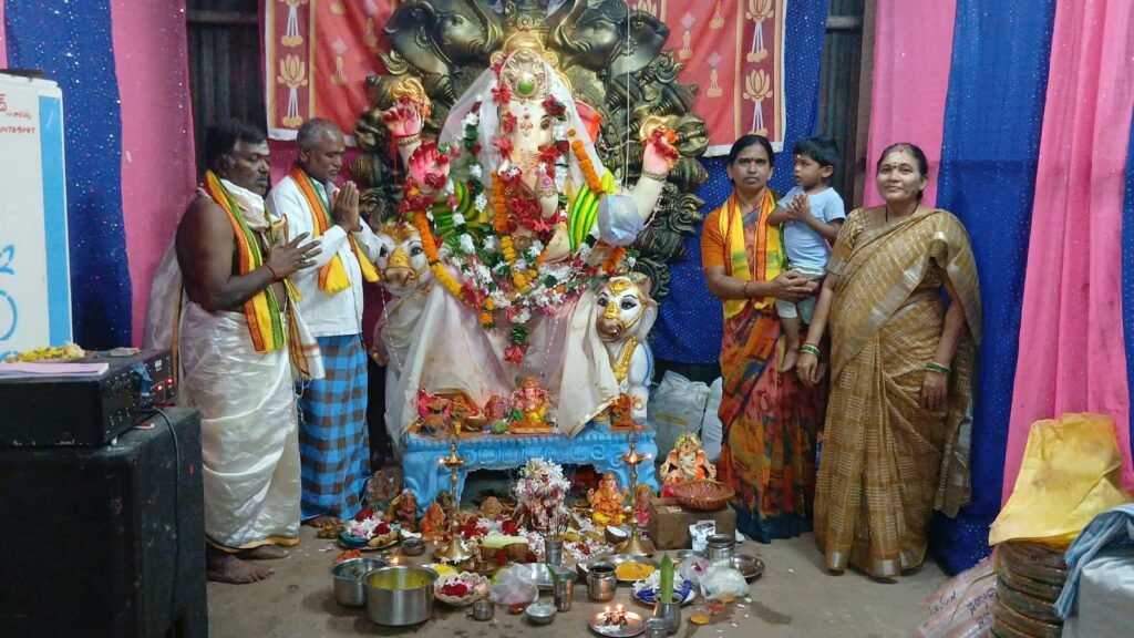 శ్రీ హనుమాన్ వినాయక కమిటీ ఆధ్వర్యంలో మహాఅన్న ప్రసాదం కార్యక్రమం