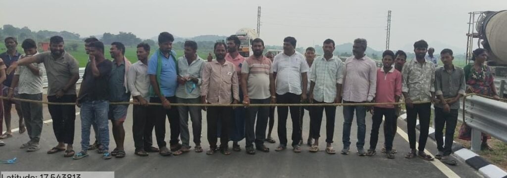 రైతులకు దారి కల్పించాలని ధర్నా