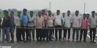 రైతులకు దారి కల్పించాలని ధర్నా