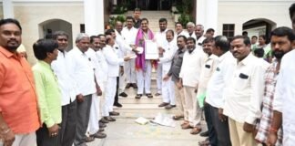 ఎమ్మెల్యే మల్రెడ్డి రంగారెడ్డిని కలిసిన పెద్దమ్మతల్లి రైతు సహకార సంఘం సభ్యులు