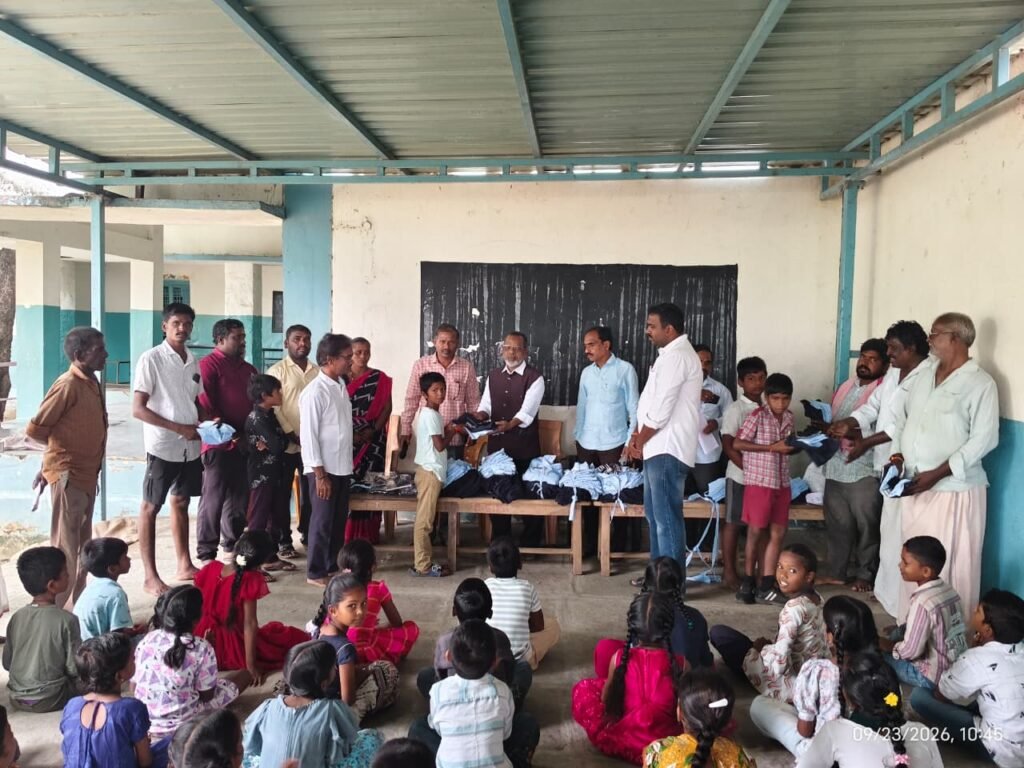 ఎంపీపీఎస్ మాద్వార్ పాఠశాలలో దుస్తులు పంపిణీ చేసిన మండల విద్యాధికారి ఖాజా అమీరుద్దీన్