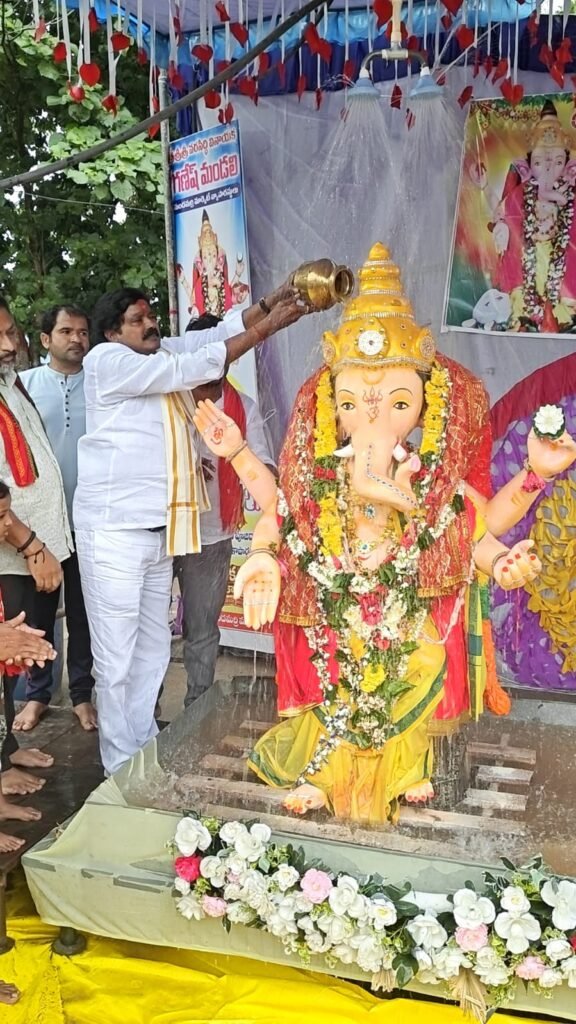 మండపంలోనే మట్టి వినాయకుడి నిమజ్జనం