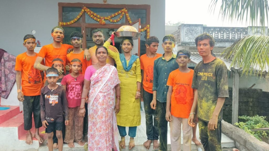 గణనాధుని లడ్డు వేలంలో కొత్త దంపతుల ఉత్సాహం