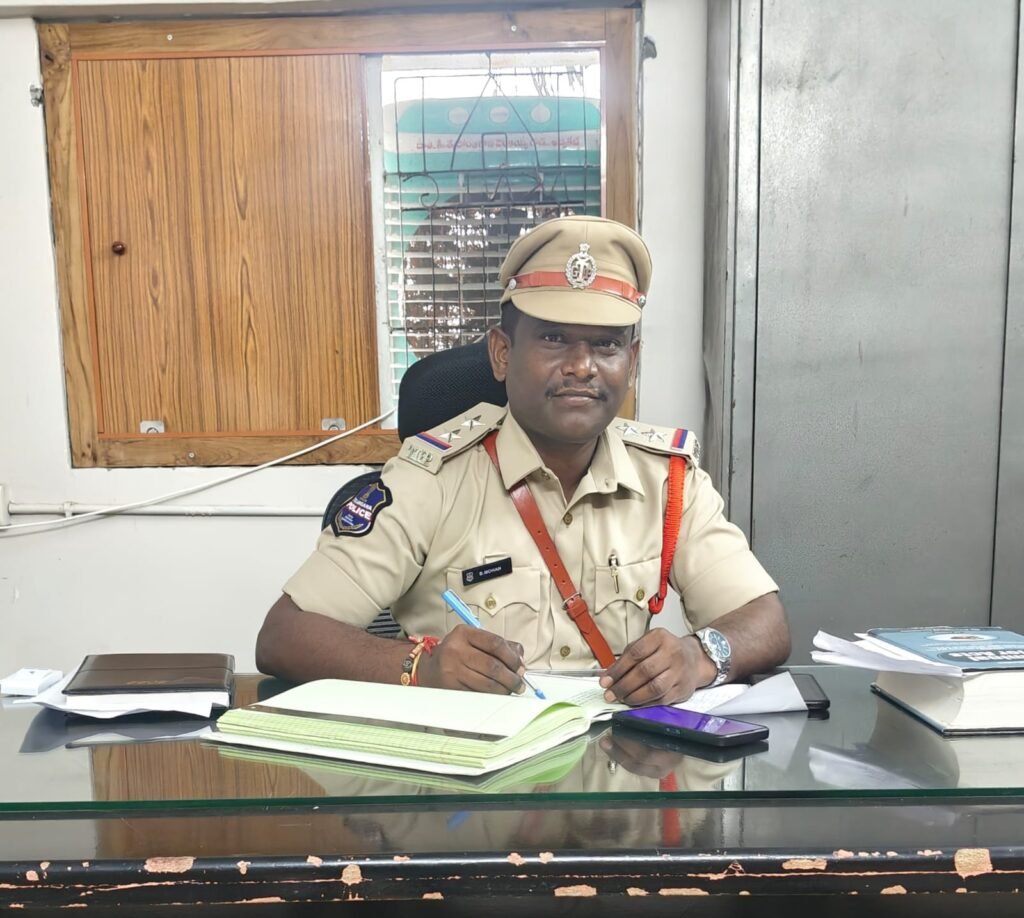 అత్యవసరమైతేనే మండల ప్రజలు బయటకు రావాలి: చిలుకూరు ఎస్ఐ