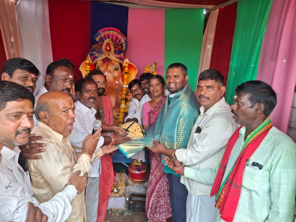 గణపతి లడ్డును దక్కించుకున్న కోలా శ్రీకాంత్ గౌడ్