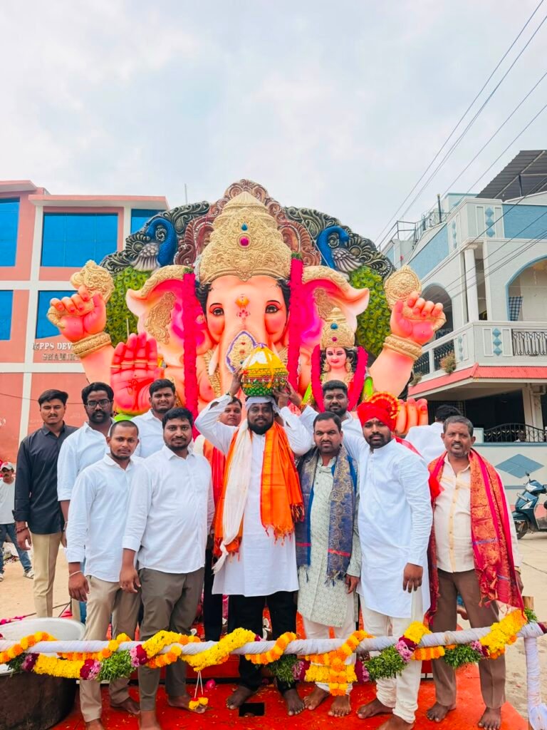 వినాయకుడి లడ్డూ రూ.1.35 లక్షలకు కైవసం