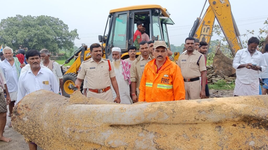 భారీ వర్షాల ప్రభావంతో రహదారిపై పడిన చెట్టు.  తక్షణమే స్పందించిన మఠంపల్లి పోలీసులు.