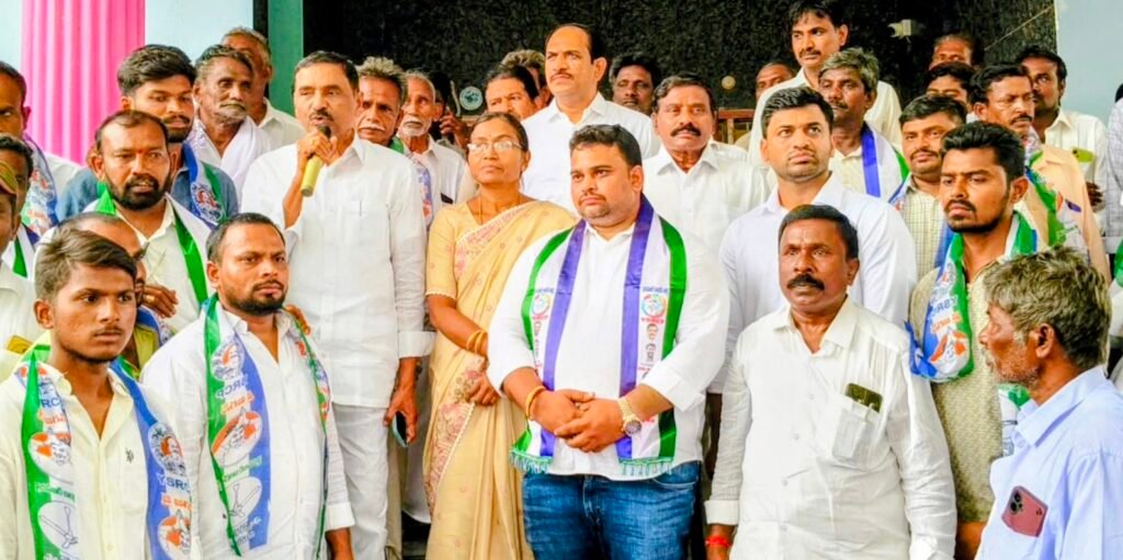కాశినాయనలో వైఎస్సార్‌సీపీలోకి భారీ చేరికలు..టీడీపీని వీడి 50 కుటుంబాల చేరిక