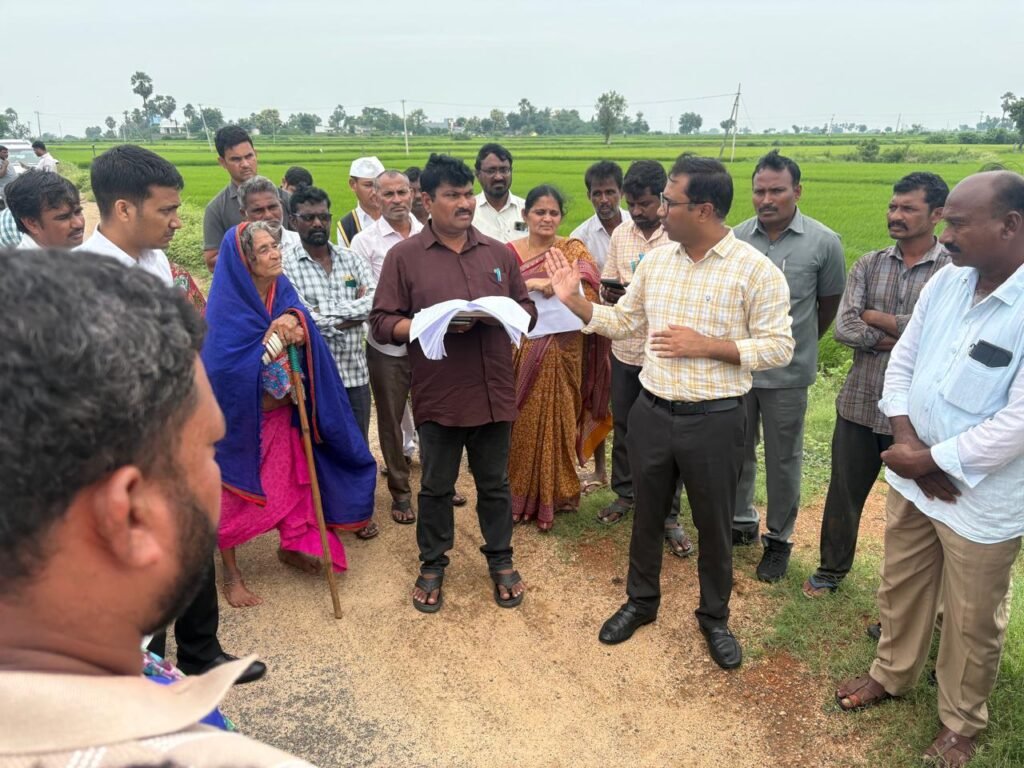 ఈశ్వరమాధారంలో రీసర్వే పరిశీలించిన కలెక్టర్ దివాకర
