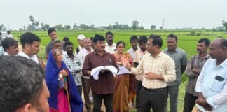 ఈశ్వరమాధారంలో రీసర్వే పరిశీలించిన కలెక్టర్ దివాకర
