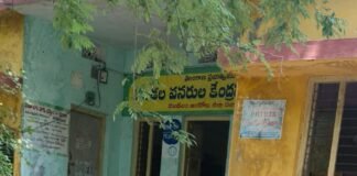 జోగిపేట ఎంఈఓ కార్యాలయం ఎదుట మద్యం బాటిల్