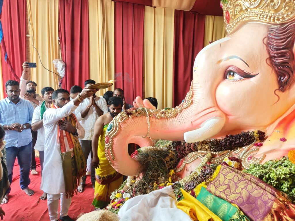 గణేష్ మండపాల్లో పూజలు నిర్వహించిన ప్రభుత్వ విప్