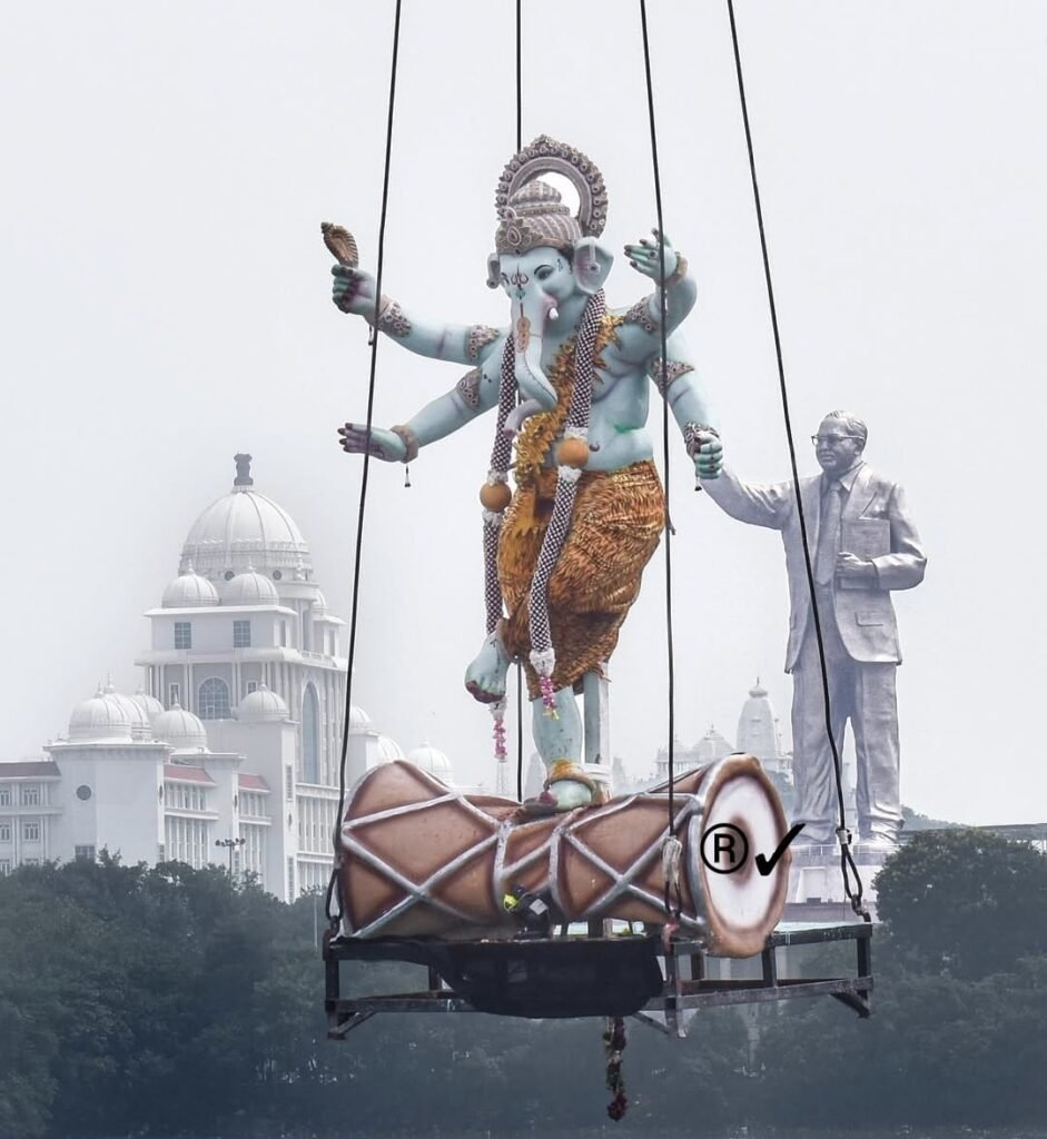 అద్భుత దృశ్యం.. ఒకే ఫ్రేమ్‌లో భక్తి, అభిమానం, పరిపాలనా సౌధం
