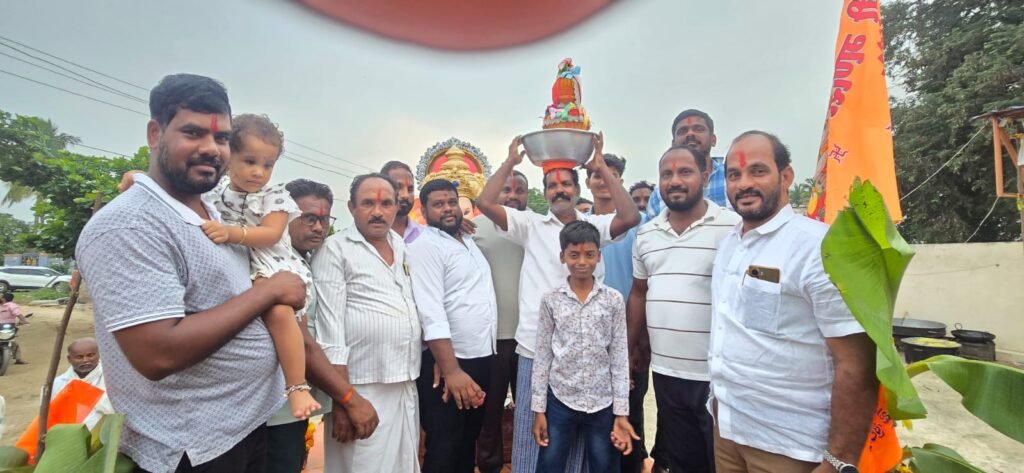అల్లవాడ గ్రామ వినాయకుని వేలం పాటలో 1 .76.000. లకు లడ్డును కైవసం చేసుకున్న యాలాల నరసింహారెడ్డి