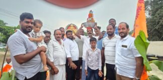 అల్లవాడ గ్రామ వినాయకుని వేలం పాటలో 1 .76.000. లకు లడ్డును కైవసం చేసుకున్న యాలాల నరసింహారెడ్డి