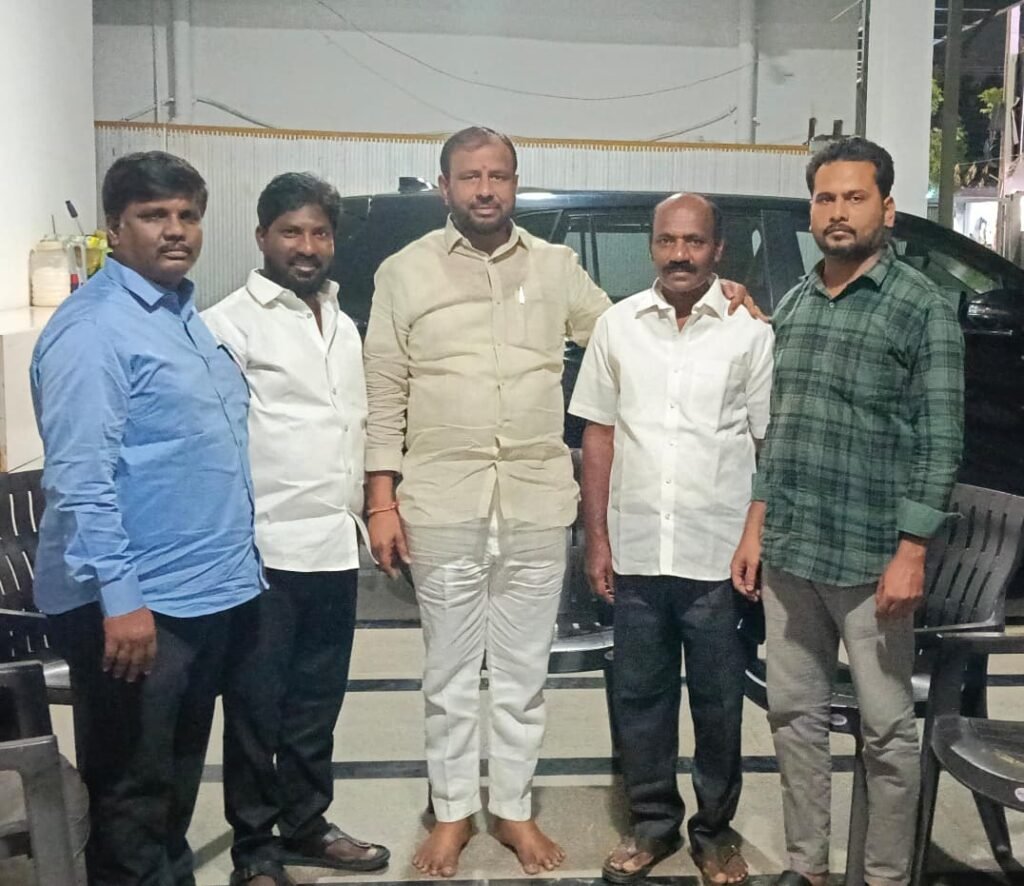 కాంగ్రెస్ జిల్లా అధ్యక్షుడు తోటకూర వజ్రేష్ యాదవ్‌ను మర్యాదపూర్వకంగా కలిసిన నాయకులు