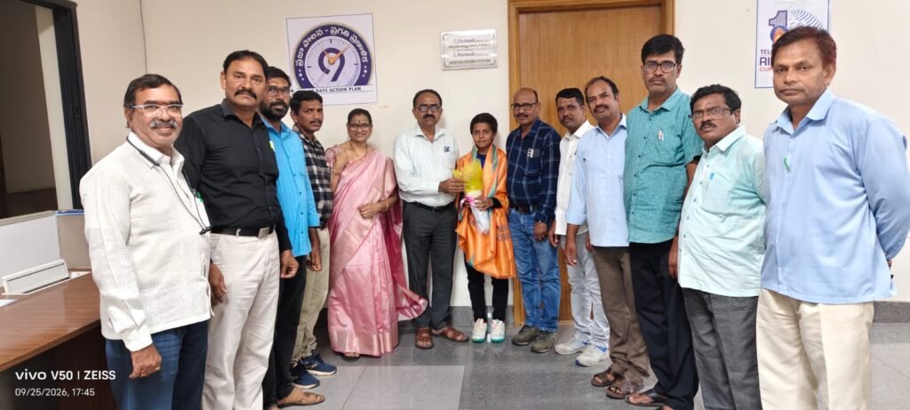 అంతర్జాతీయ సాఫ్ట్‌ బాల్ క్రీడాకారిణి బానోతు ఈశ్వరిని అభినందించిన డీఈవో