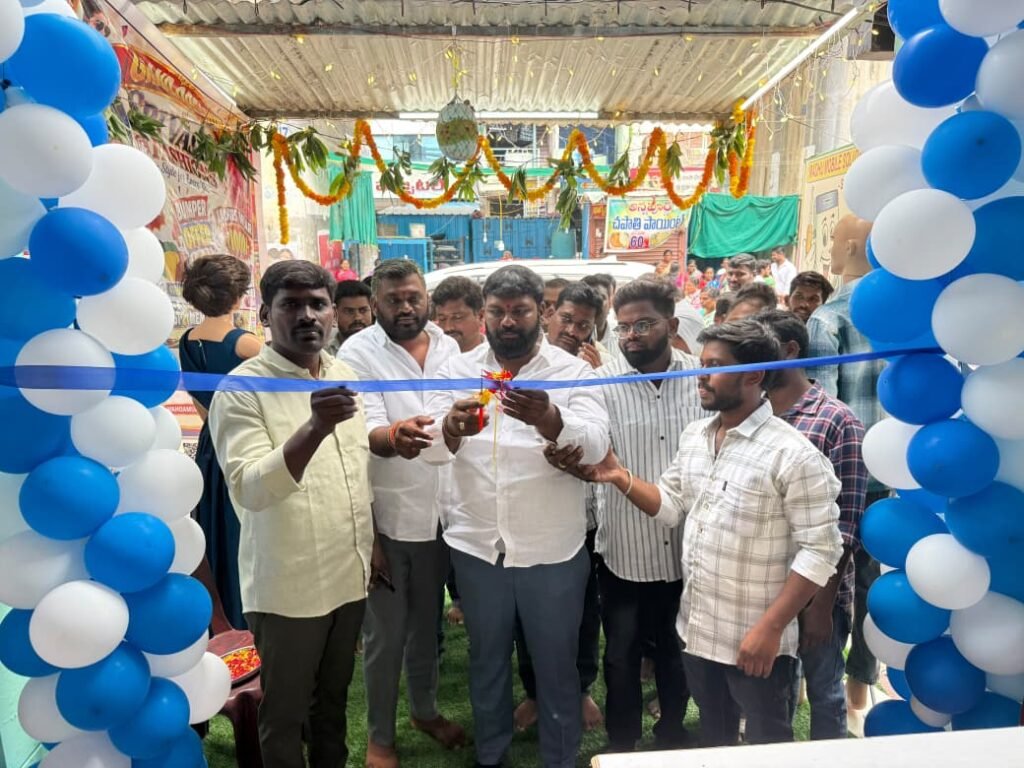 శ్రీ వస్త్ర ఫ్యాషన్ ప్రారంభించిన మున్సిపల్ చైర్మన్ మొలుగు దిలీప్