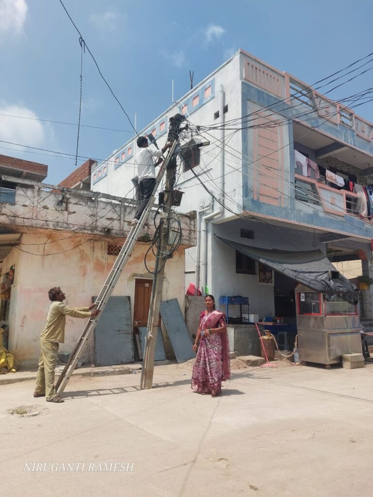ప్రజల ఇబ్బందులను గుర్తించి వీధి దీపాలు ఏర్పాటు చేసిన కౌన్సిలర్ నీరుగంటి శ్రీలత రమేష్
